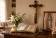 Oratório em casa com crucifixo, Bíblia, Nossa Senhora, terço e vela